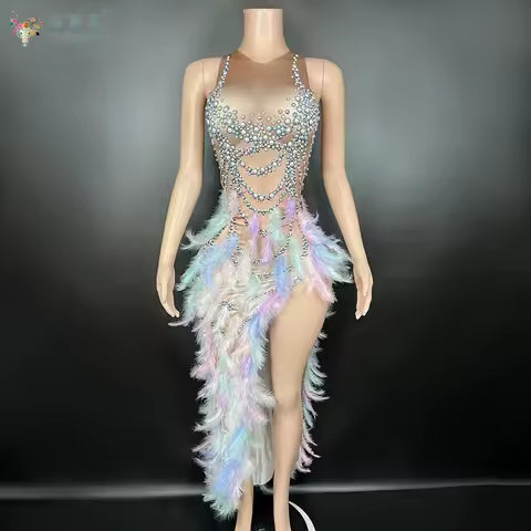 Vestido asimétrico LULY, de plumas y perlas.