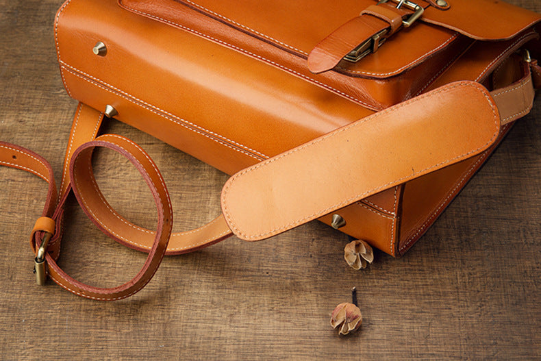 Bolsos ROMA cruzados de cuero curtido vegetal hechos a mano para hombre.