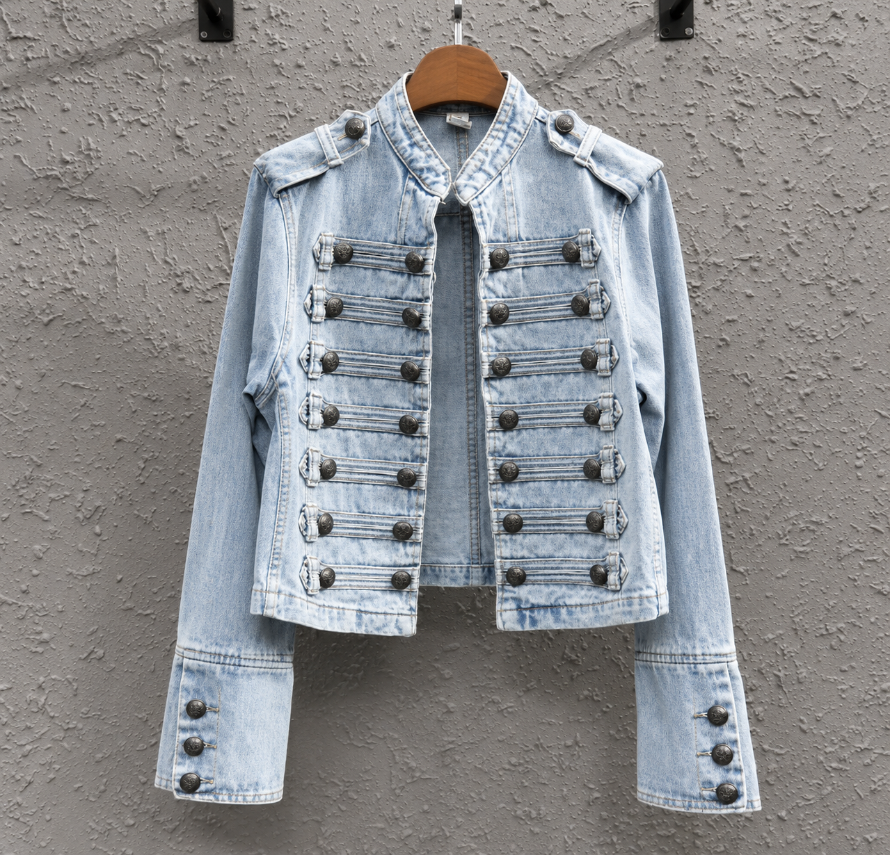 Chaqueta SOLANA estilo militar de denim, mezclilla.