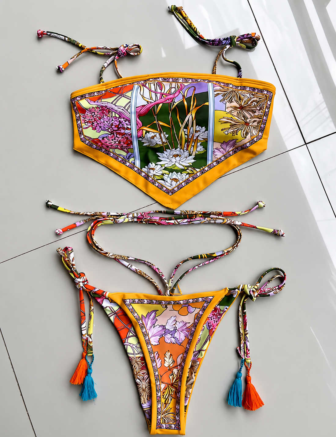 Conjunto de bikini SELVA con estampado floral.