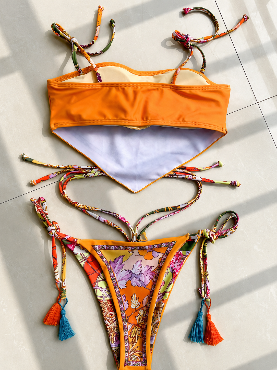 Conjunto de bikini SELVA con estampado floral.