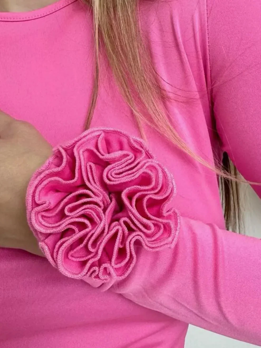 Camiseta ROCIO, con flores en la manga, hermosa, romántica y delicada.