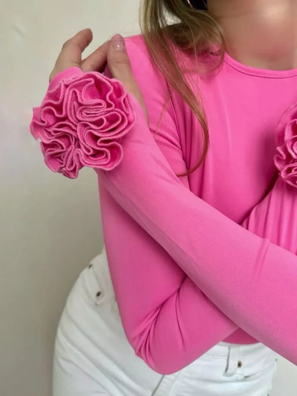 Camiseta ROCIO, con flores en la manga, hermosa, romántica y delicada.