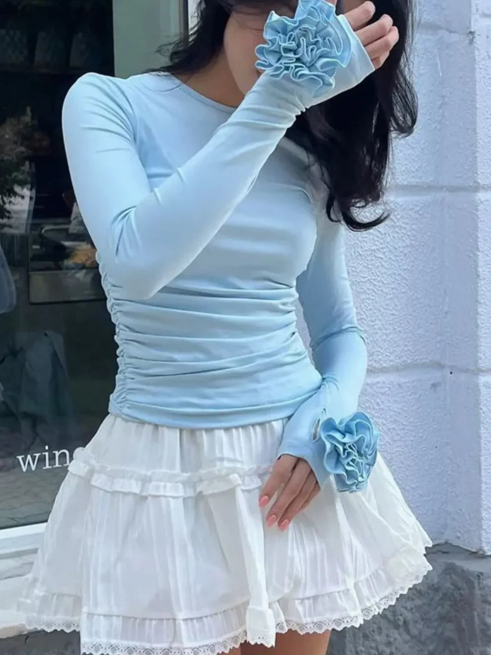 Camiseta ROCIO, con flores en la manga, hermosa, romántica y delicada.