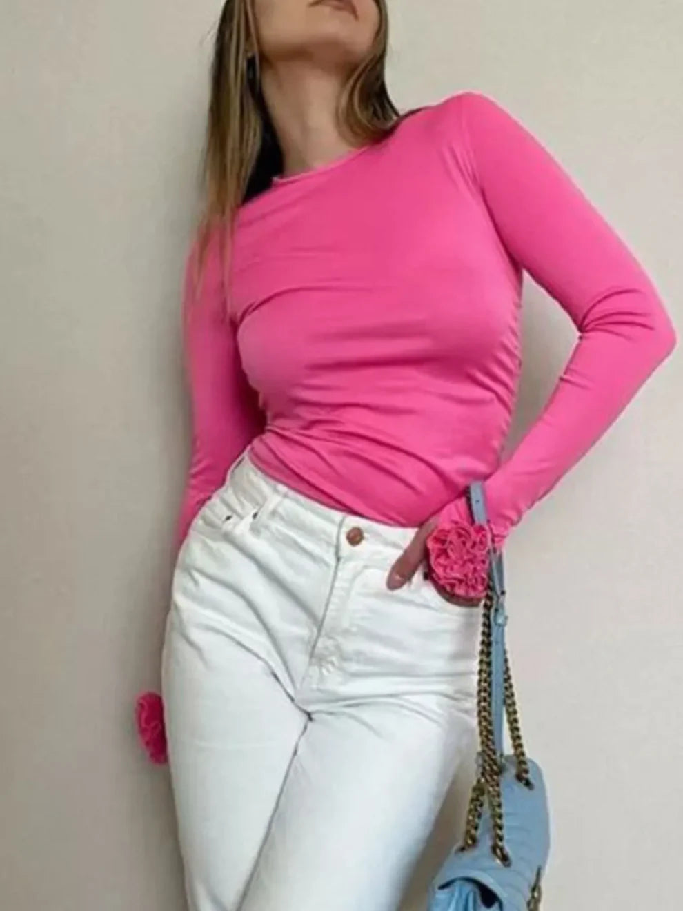 Camiseta ROCIO, con flores en la manga, hermosa, romántica y delicada.