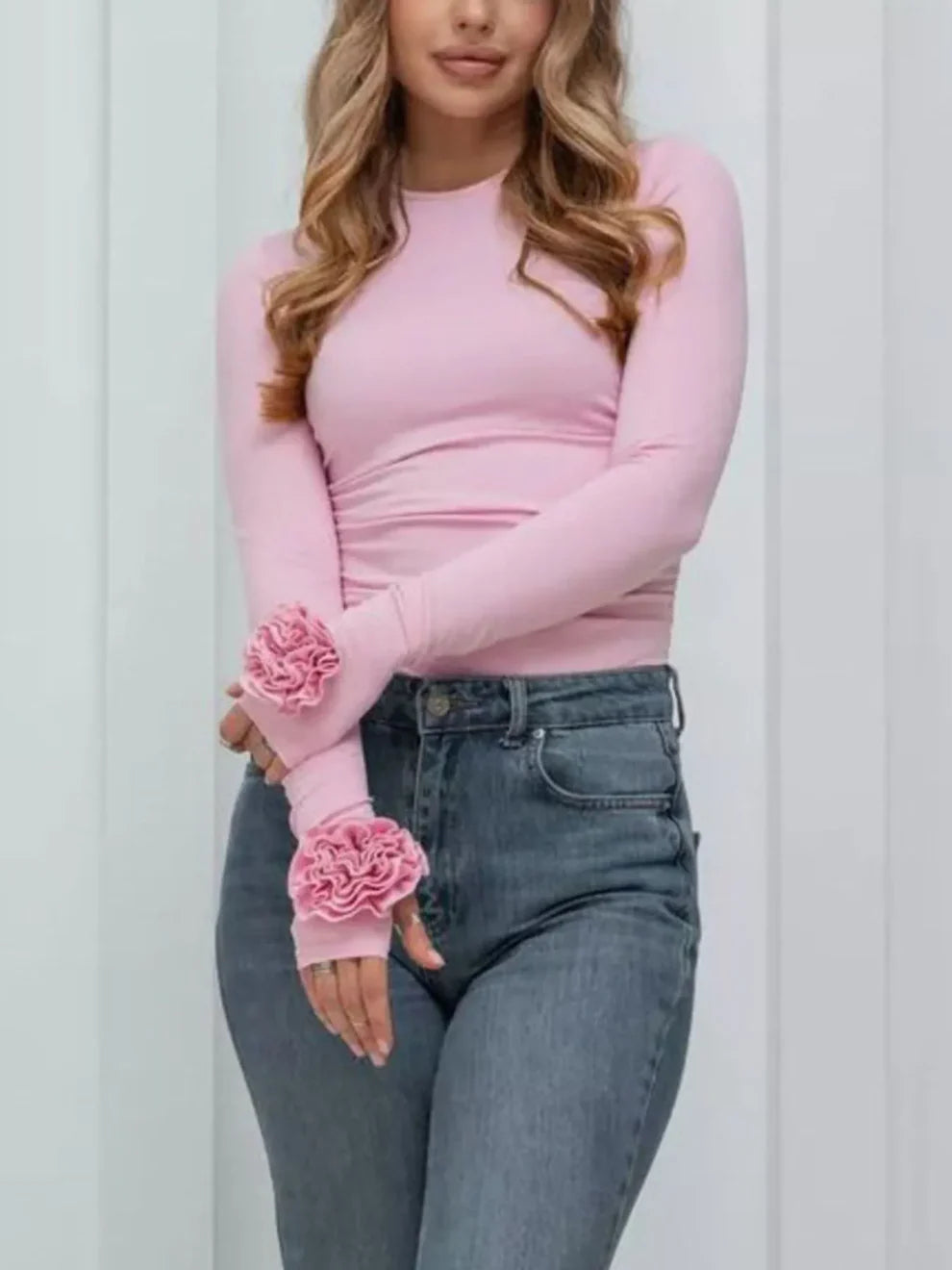 Camiseta ROCIO, con flores en la manga, hermosa, romántica y delicada.