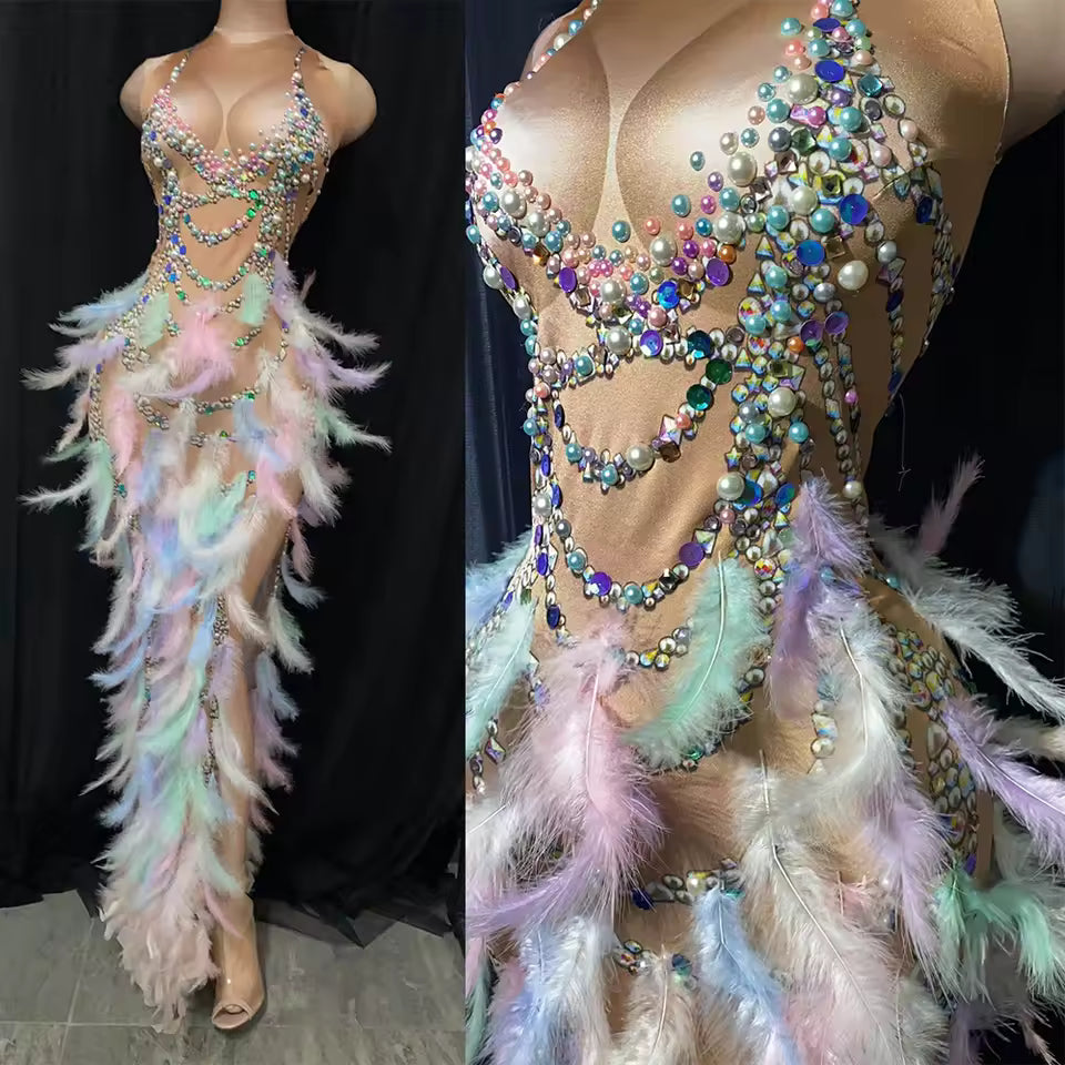 Vestido asimétrico LULY, de plumas y perlas.