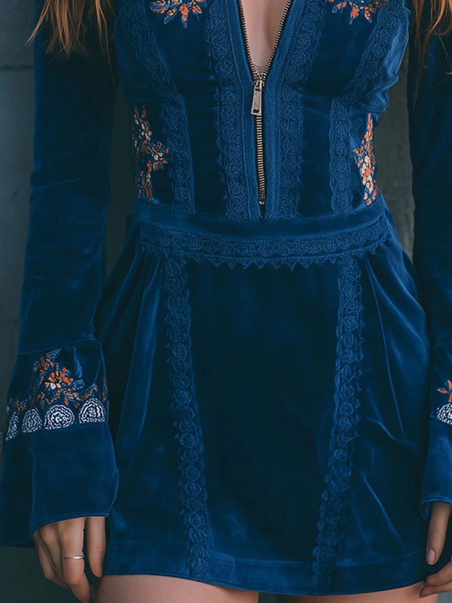 Midivestido Zyra azul terciopelo con cremallera frontal, ribete de encaje y bordados.