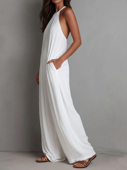 Mono Magdalena, plisado con escote halter y pierna ancha.