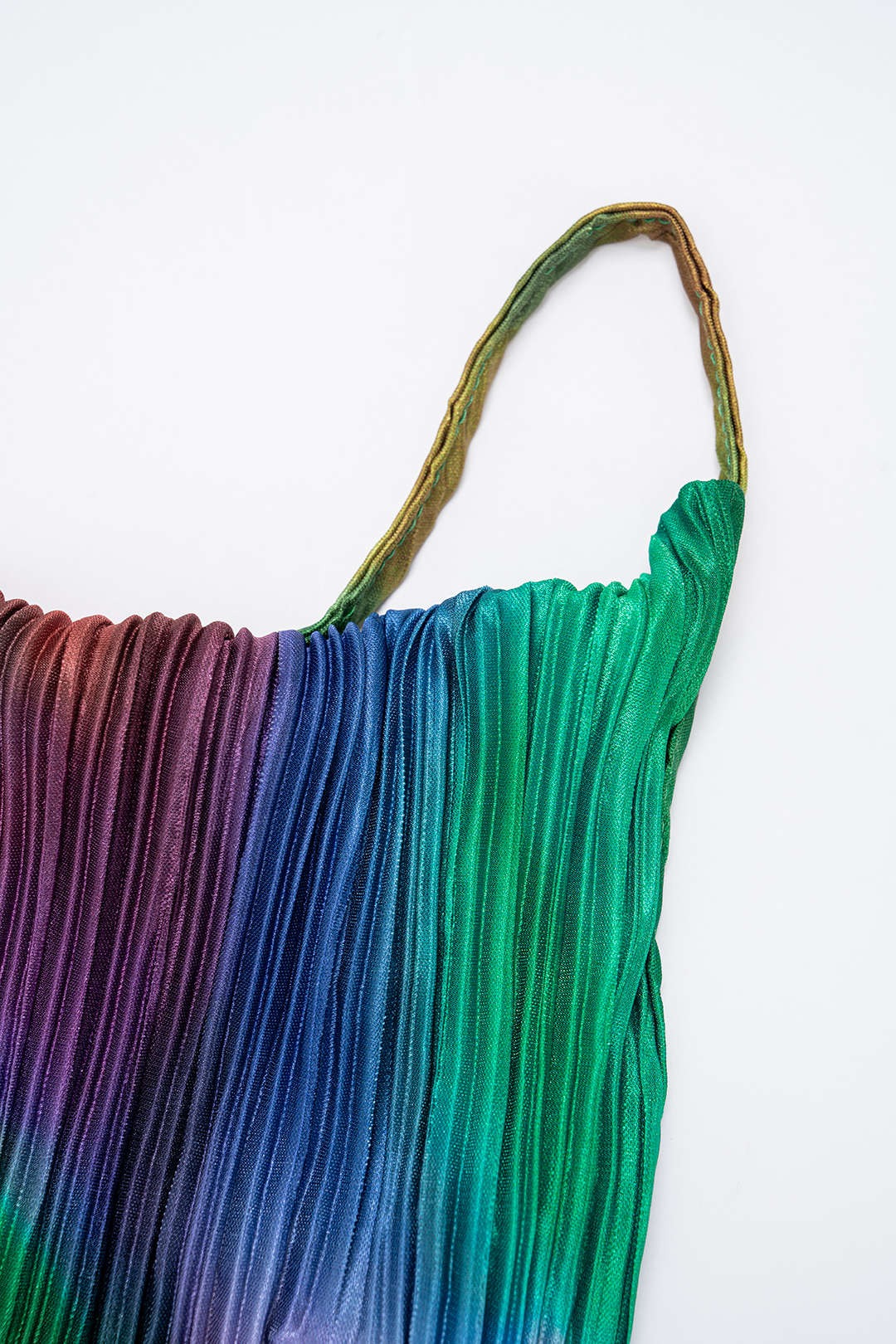 Conjunto PRISMA, top de tirantes plisado de cuello redondo y falda de talle alto con estampado tie-dye de satén.