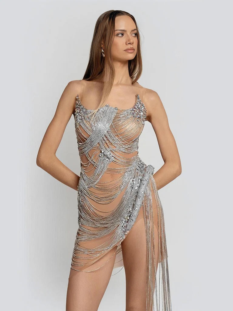 Vestido VIKIRA, con cadenas de diamantes.