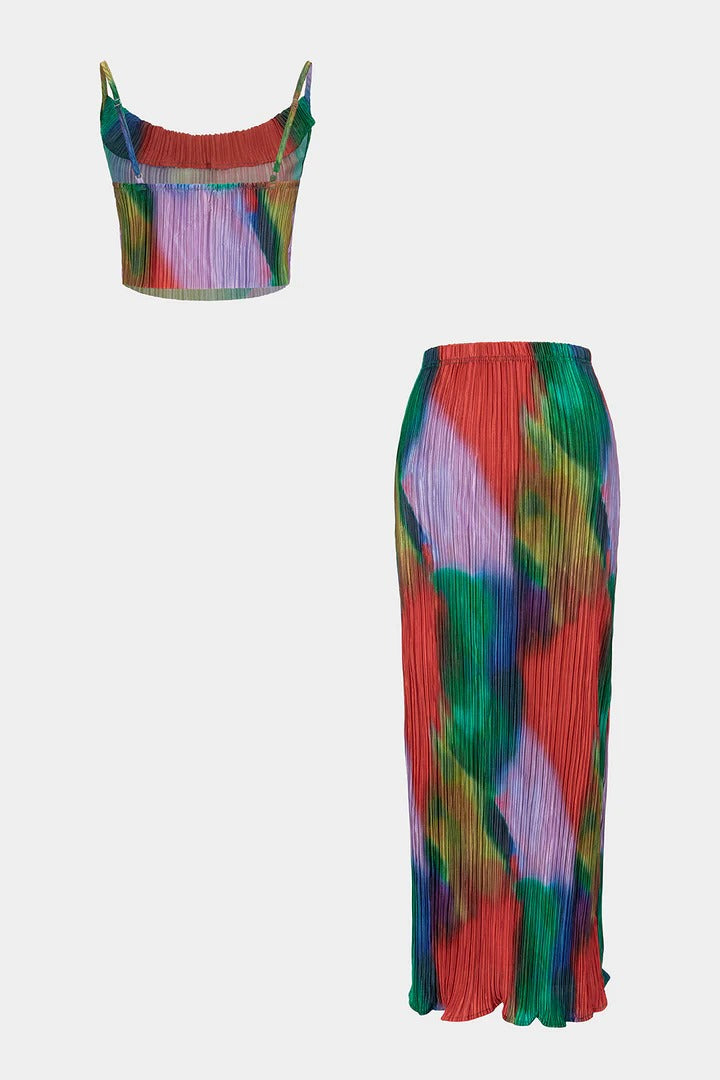 Conjunto PRISMA, top de tirantes plisado de cuello redondo y falda de talle alto con estampado tie-dye de satén.