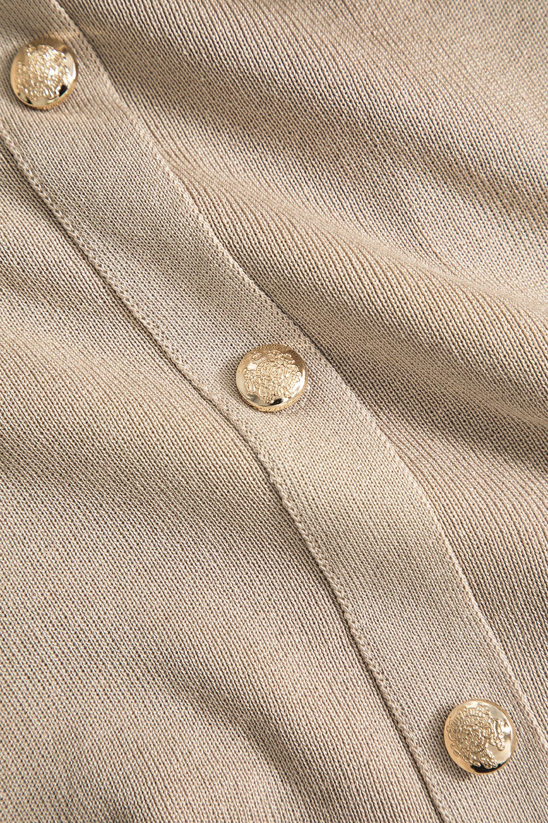 Conjunto ATELIER de top corto de punto abotonado y falda larga.