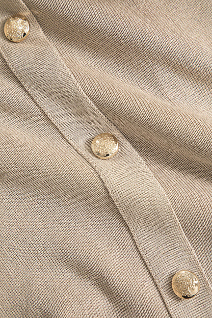 Conjunto ATELIER de top corto de punto abotonado y falda larga.