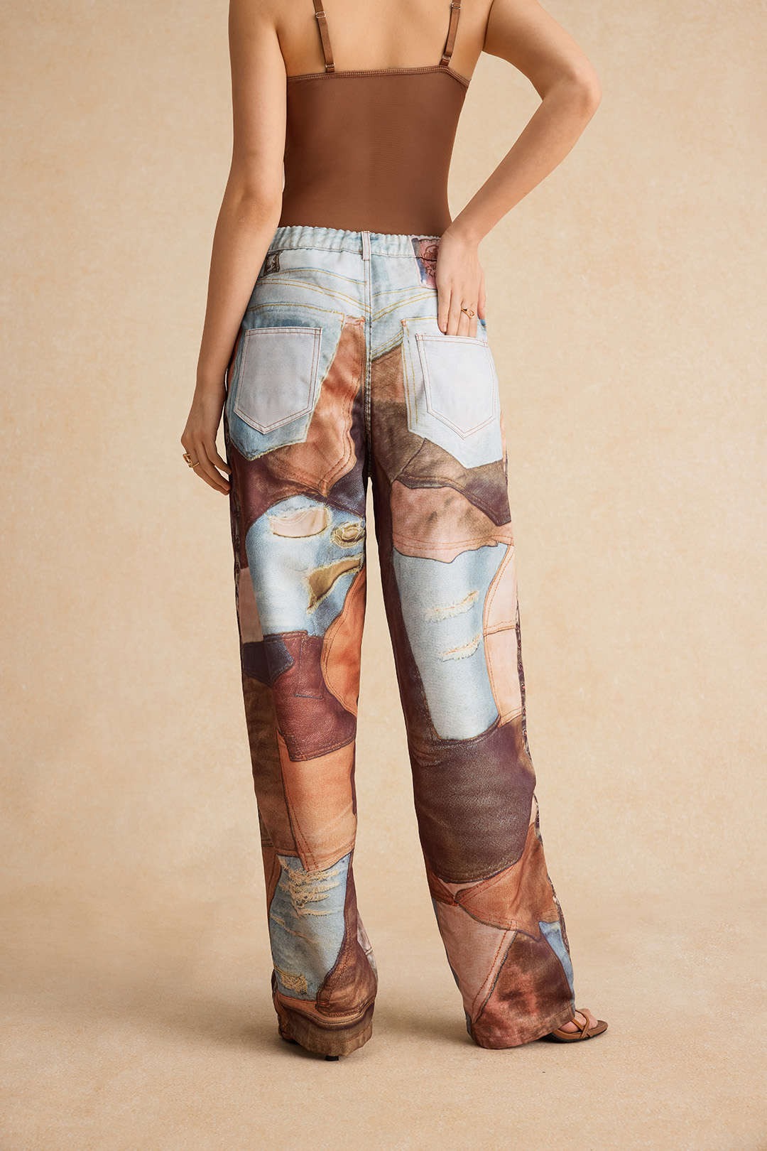 Pantalones COLAGE anchos con botones y bloques de color.