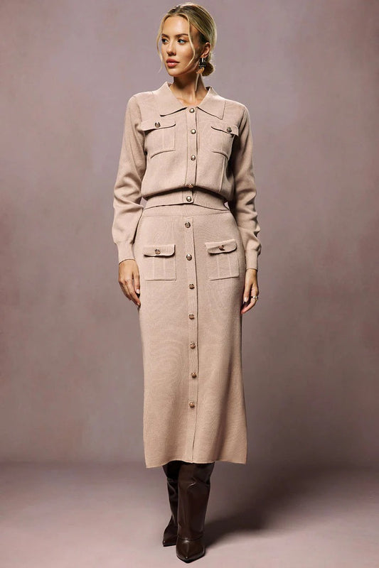 Conjunto ATELIER de top corto de punto abotonado y falda larga.