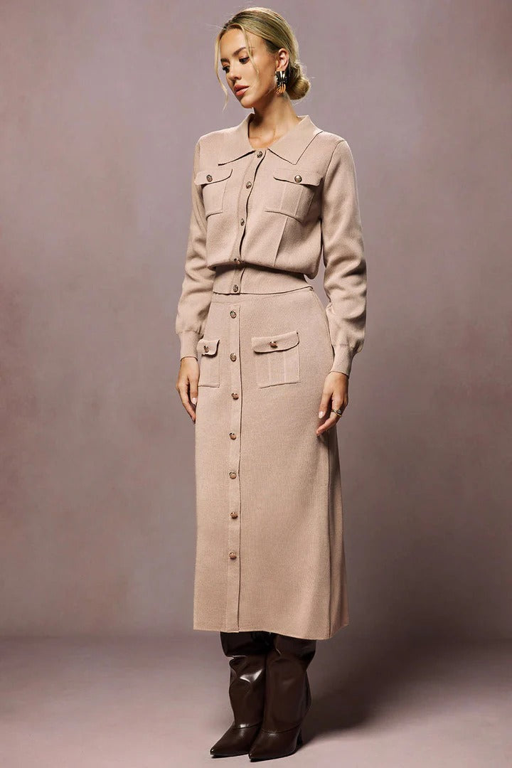 Conjunto ATELIER de top corto de punto abotonado y falda larga.