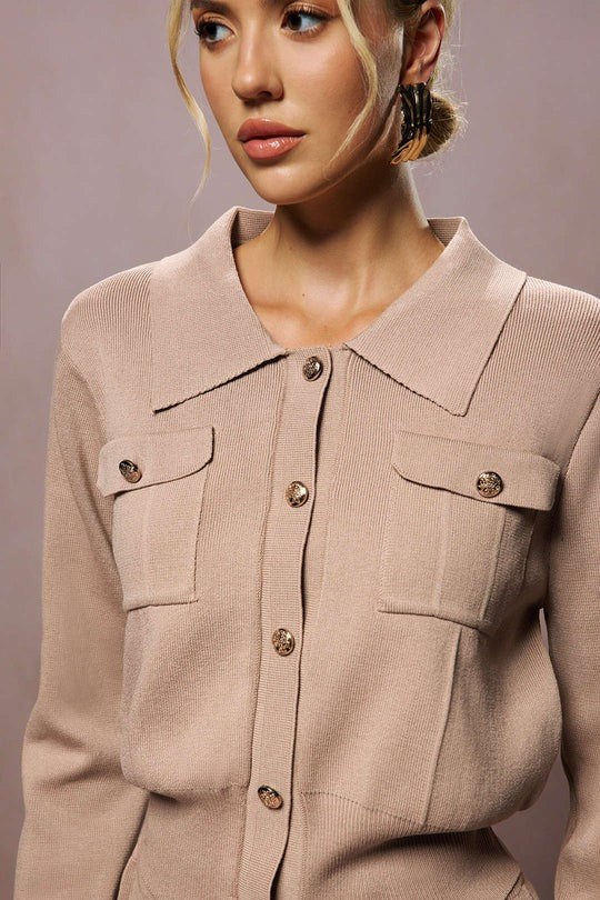 Conjunto ATELIER de top corto de punto abotonado y falda larga.