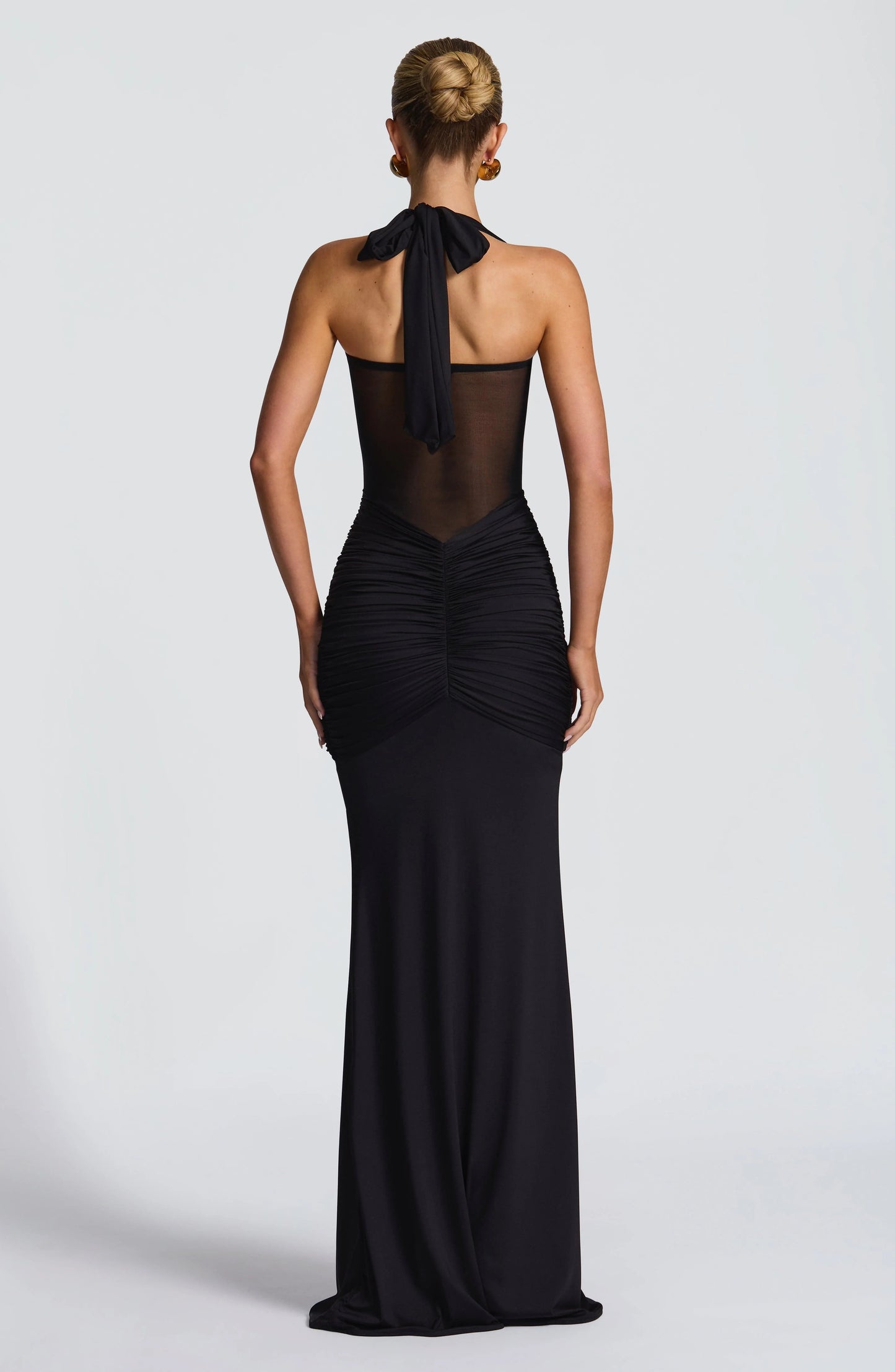 Vestido ICÓNICA, con transparencias y espalda con lazo ajustable.