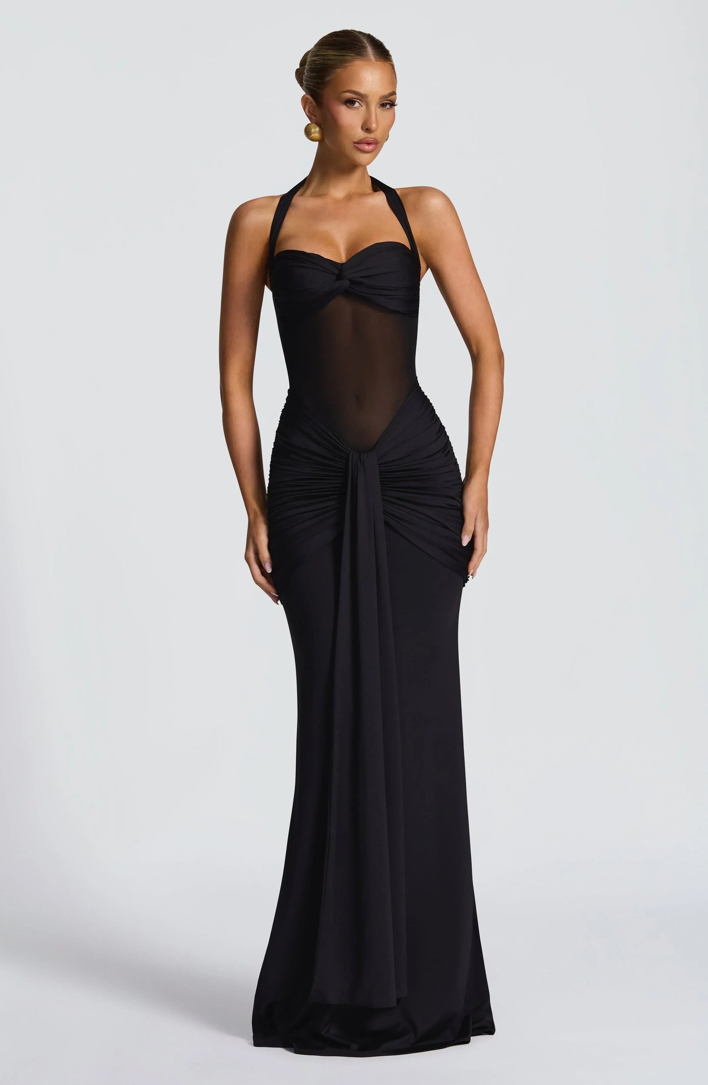 Vestido ICÓNICA, con transparencias y espalda con lazo ajustable.