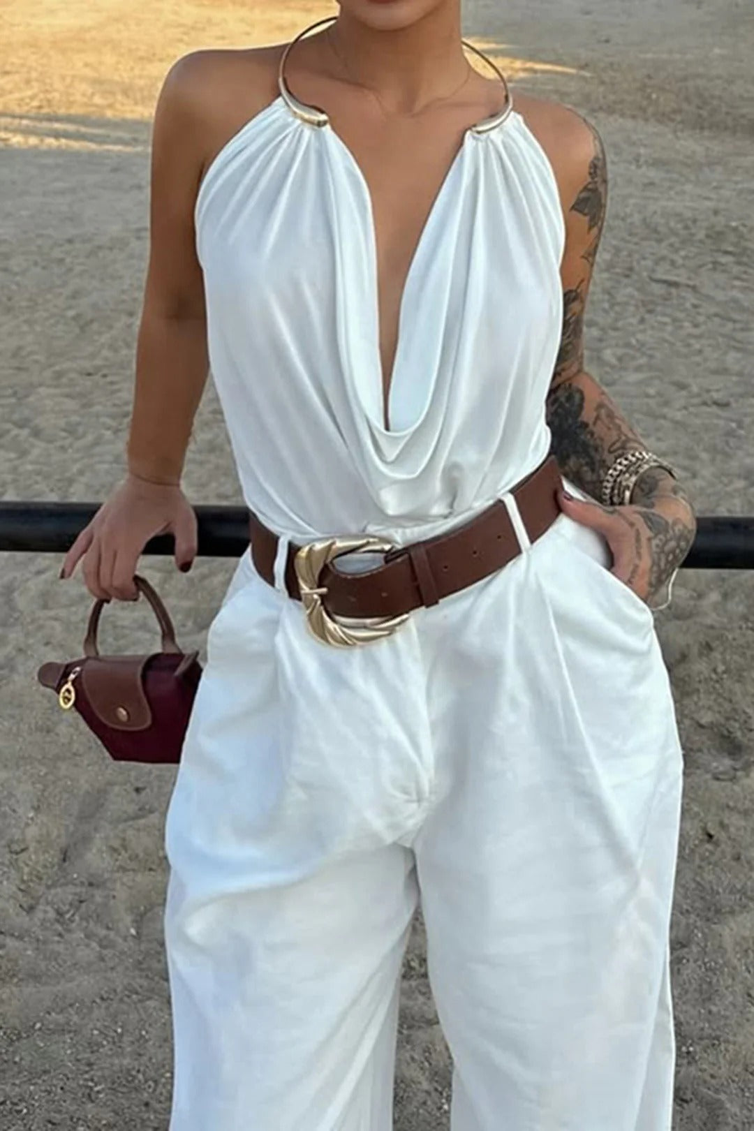 Top DESEO sin mangas metálico con cuello halter y drapeado.