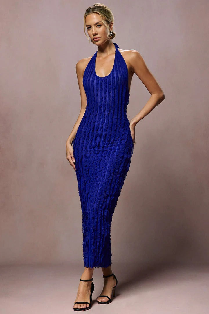 Vestido Maria largo sin espalda con escote halter y textura de volantes transparentes.