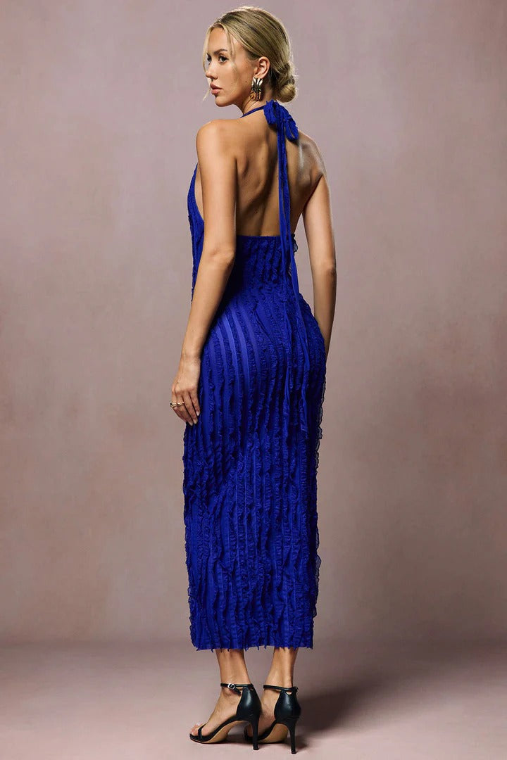 Vestido Maria largo sin espalda con escote halter y textura de volantes transparentes.