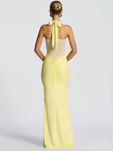 Vestido ICÓNICA, con transparencias y espalda con lazo ajustable.