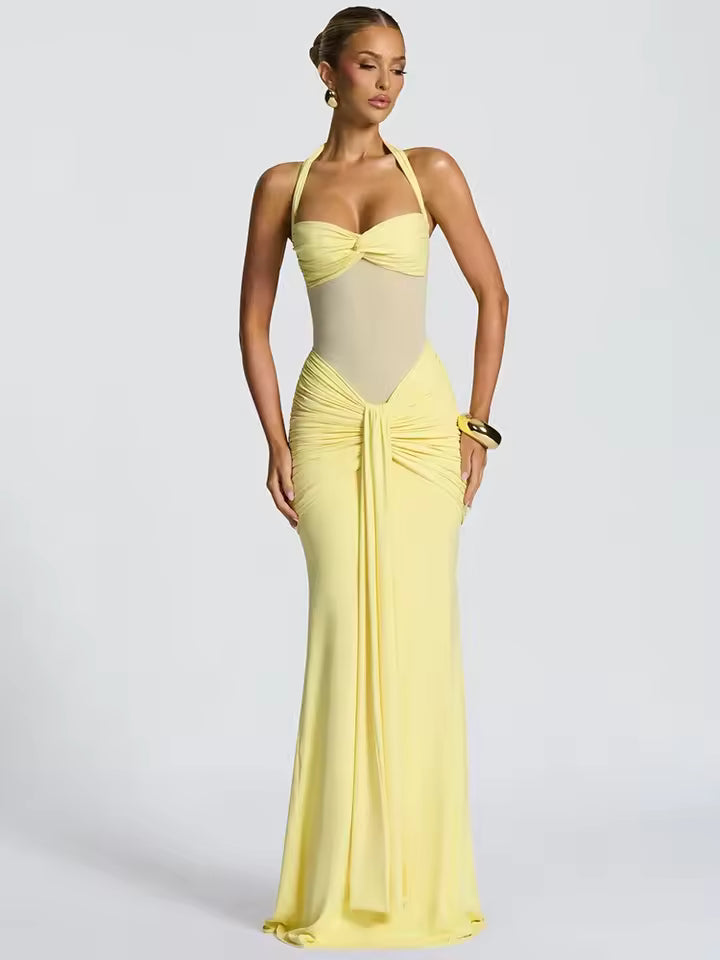 Vestido ICÓNICA, con transparencias y espalda con lazo ajustable.