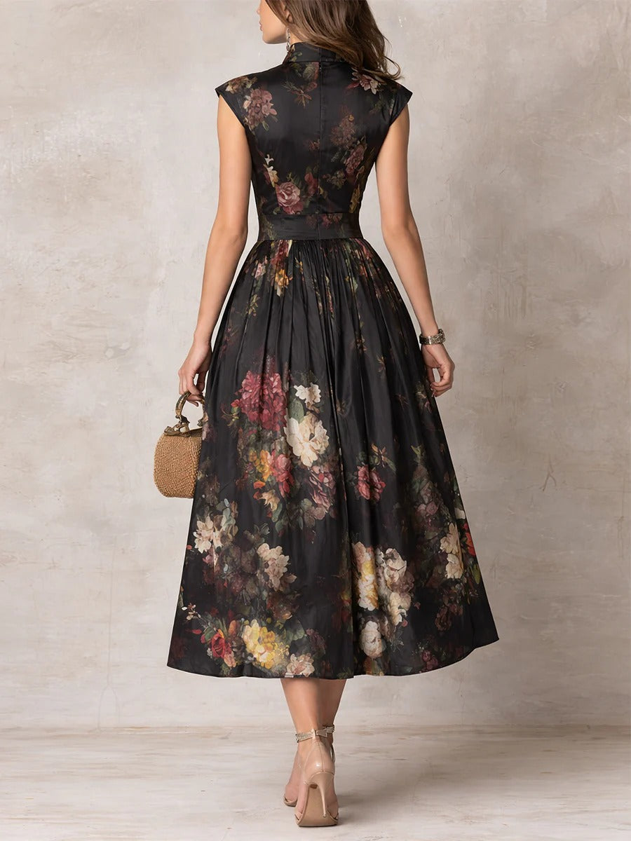 Midi vestido ELEGANCIA ORIENTAL de satén plisado con escote en forma de ojo de cerradura.