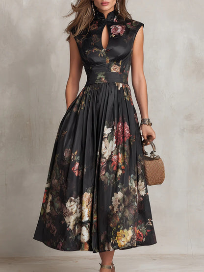 Midi vestido ELEGANCIA ORIENTAL de satén plisado con escote en forma de ojo de cerradura.