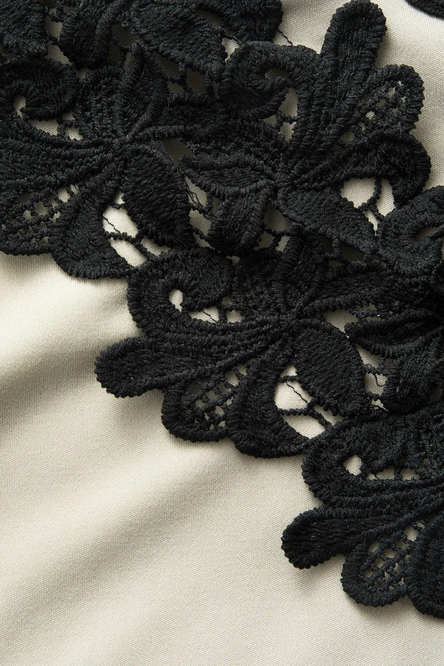 Vestido midi AURA asimétrico con paneles de encaje