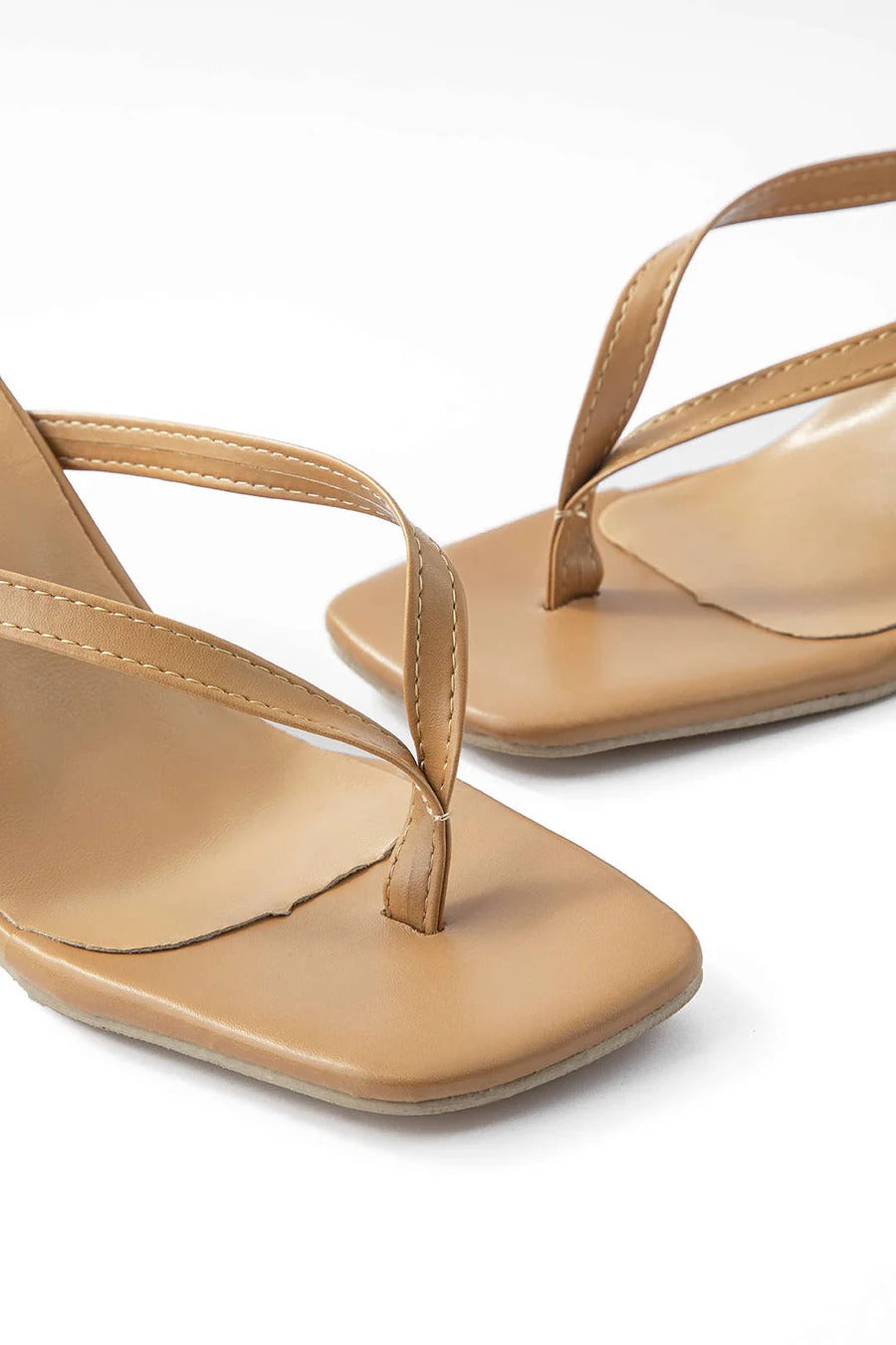 Sandalias LOLO de dedo minimal de tacón fino.
