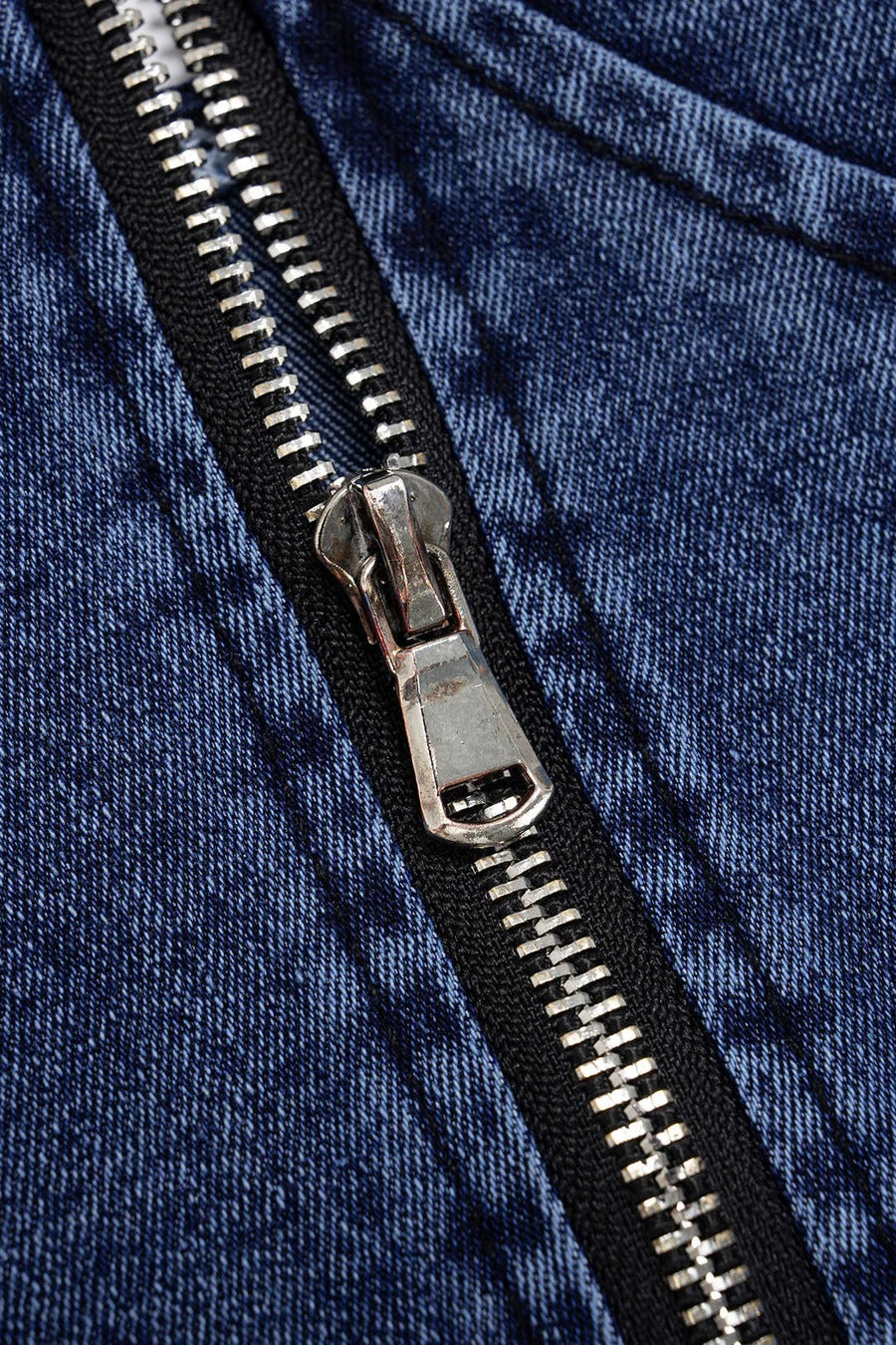 Conjunto IMPERIA denim de top vaquero con cremallera y falda con botones y bolsillos.