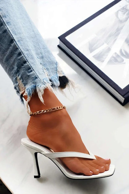 Sandalias LOLO de dedo minimal de tacón fino.