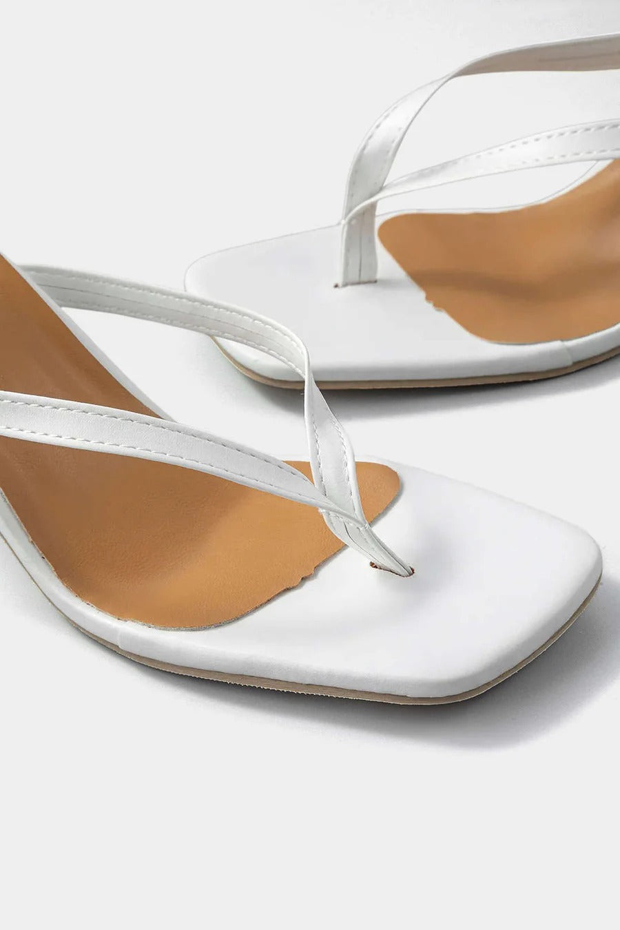 Sandalias LOLO de dedo minimal de tacón fino.