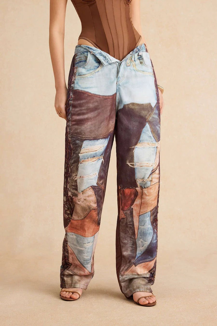 Pantalones COLAGE anchos con botones y bloques de color.