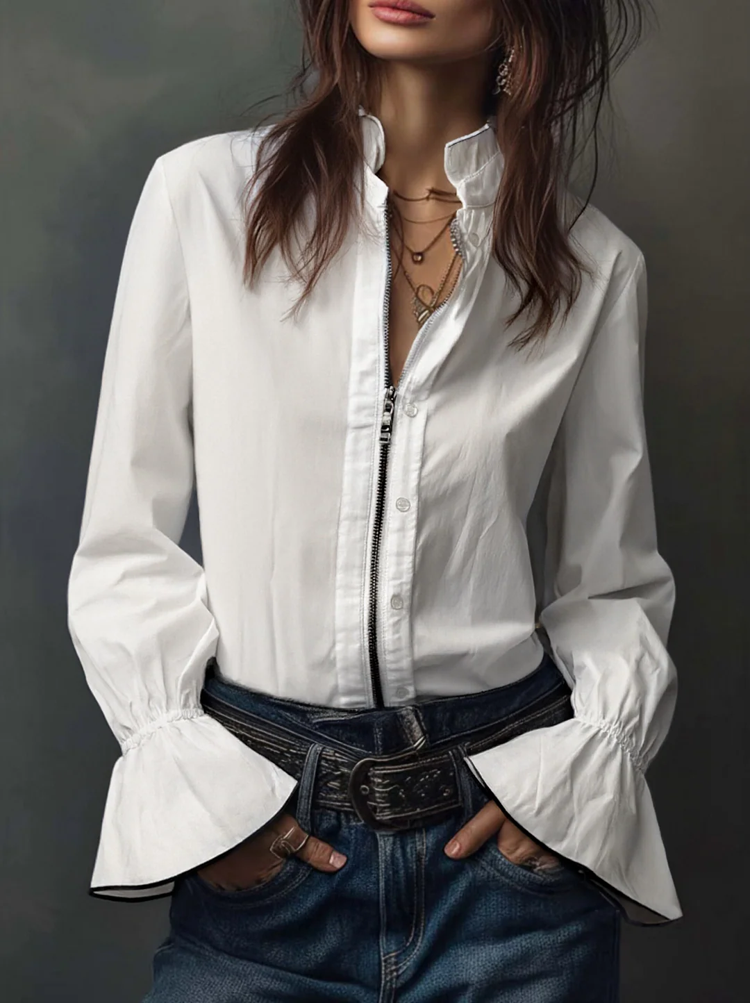 Blusa ZARITA blanca con cremallera frontal y puños con volantes.
