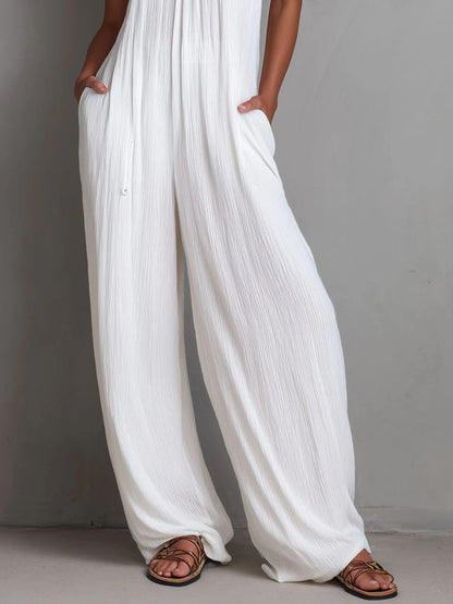 Mono Magdalena, plisado con escote halter y pierna ancha.