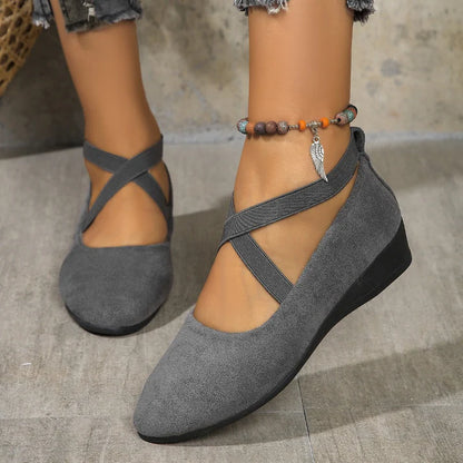 Elegantes zapatos VIVIANA de cuña baja con tira elástica en color liso.