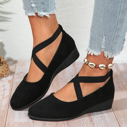 Elegantes zapatos VIVIANA de cuña baja con tira elástica en color liso.