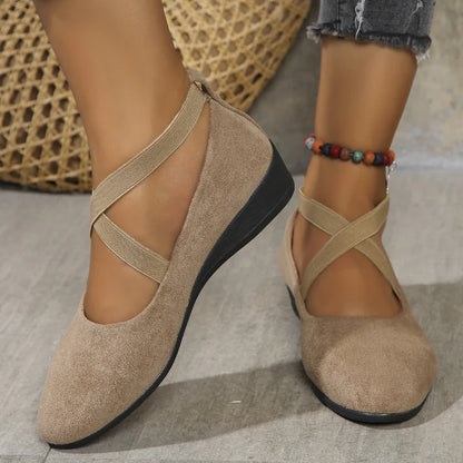 Elegantes zapatos VIVIANA de cuña baja con tira elástica en color liso.