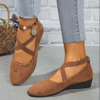 Elegantes zapatos VIVIANA de cuña baja con tira elástica en color liso.