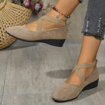 Elegantes zapatos VIVIANA de cuña baja con tira elástica en color liso.