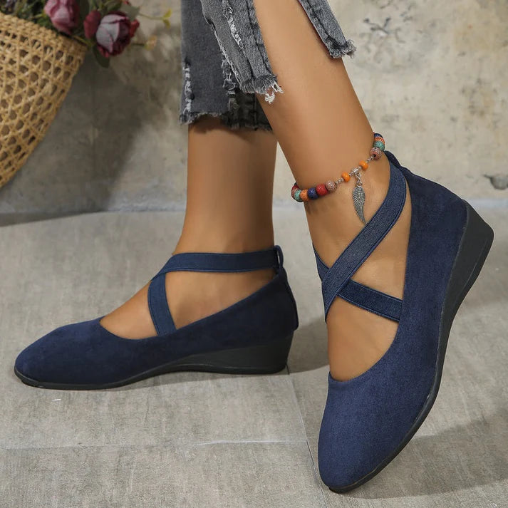 Elegantes zapatos VIVIANA de cuña baja con tira elástica en color liso.