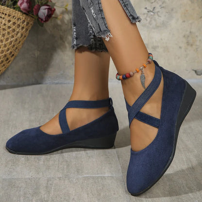 Elegantes zapatos VIVIANA de cuña baja con tira elástica en color liso.