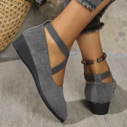 Elegantes zapatos VIVIANA de cuña baja con tira elástica en color liso.