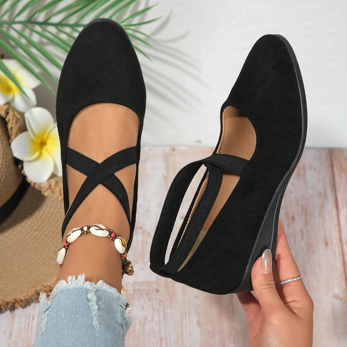Elegantes zapatos VIVIANA de cuña baja con tira elástica en color liso.