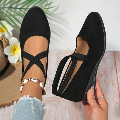 Elegantes zapatos VIVIANA de cuña baja con tira elástica en color liso.